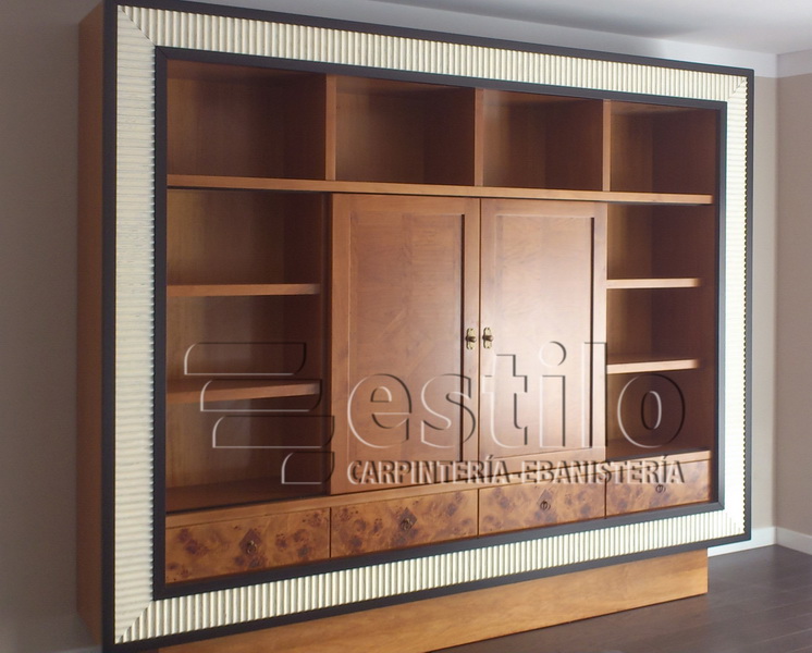 Mueble de saln. En la parte central dispone de puertas correderas que permiten para ocultar la televisin. Consta de baldas. Mueble realizado en madera de roble decapado, mukali y raz. En esta ocasin podemos ver el mueble recin montado en la vivienda.